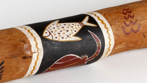 Fotografie. Detail didžeridu vyrobeného jako suvenýr. Zdroj: Národní muzeum