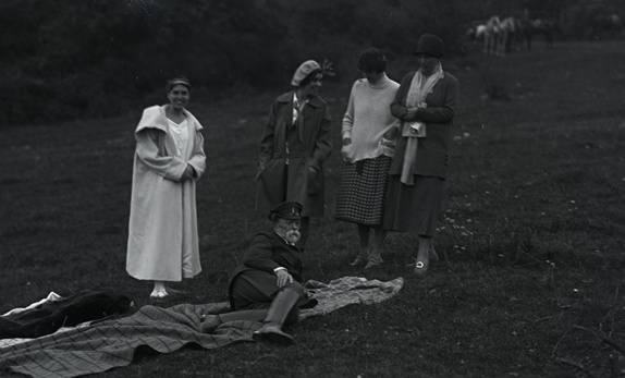Fotografie. TGM s rodinou v Topolciankach, spolecnost na louce 1925. Zdroj: Národní muzeum