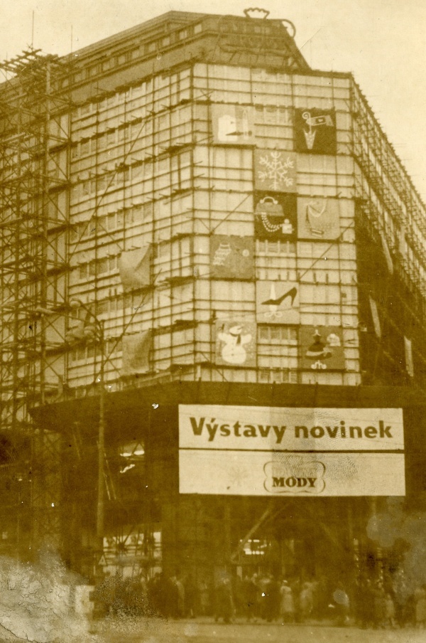 Fotografie. Oprava fasády v roce 1960. Zdroj: Národní muzeum