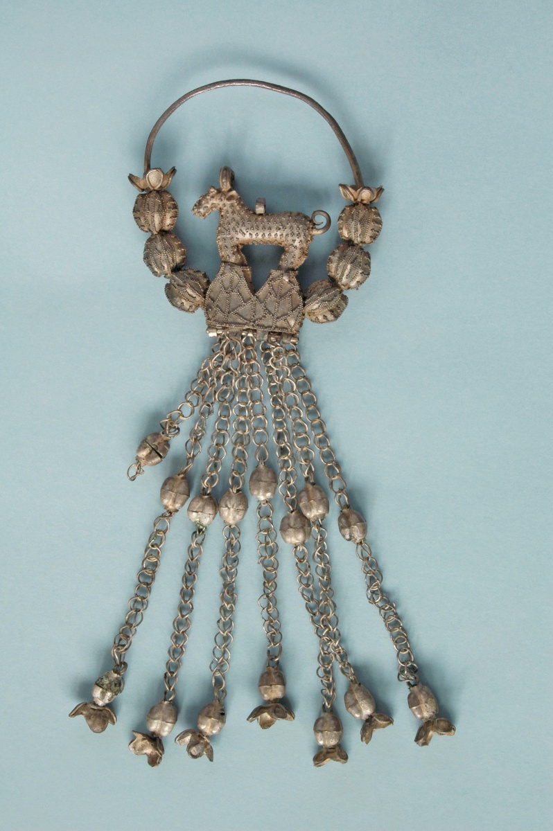 Fotografie. Fotografie. Náušnice z kolekce unikátních bohatě zdobených šperků z knížecího ženského hrobu ze Staré Kouřimi. Zdroj: Národní muzeum