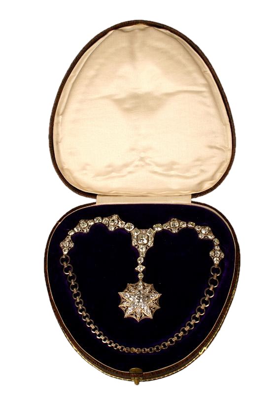 Fotografie. Náhrdelník se 148 diamanty, před 1910 a kolem 1925. Zdroj: Národní muzeum
