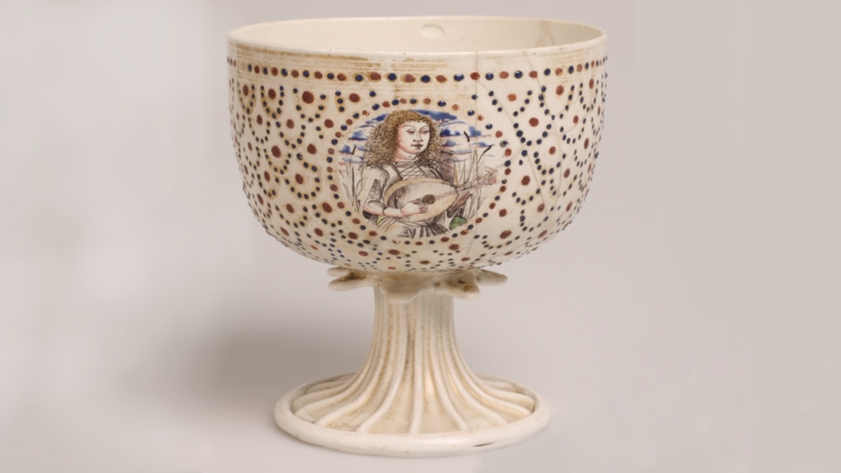 Fotografie. Fotografie. Svatební pohár z mléčného skla, počátek 16. století. Zdroj: Národní muzeum