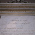 Pamětní deska na počest muzejních pracovníků umučených za války (Keferovo jméno je v dolní části) nad schodištěm v Historické budově Národního muzea