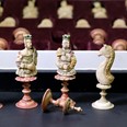 Každého milovníka deskových her by jistě i dnes potěšily kostěné malované šachy z 18. století.