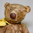 Plyšový medvídek platí za první univerzální hračku, s níž si mohou hrát dívky i chlapci. První se začaly vyrábět v Německu už před rokem 1900. Skutečnou proslulost plyšového medvídka přinesl rok 1903 v USA. Prodejce hraček pan Michton dal medvídkovi název 