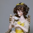 Kdyby měla některá holčička z dobře situované rodiny velké štěstí, mohla by kolem roku 1900 dostat jako dárek tyto krásné porcelánové loutky. Otázkou je, zda by si s nimi mohla vůbec hrát...