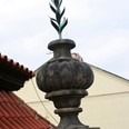 Pískovcová profilovaná váza s měděnou kyticí
