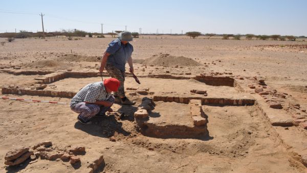 Čeští archeologové při vykopávkách v Súdánu