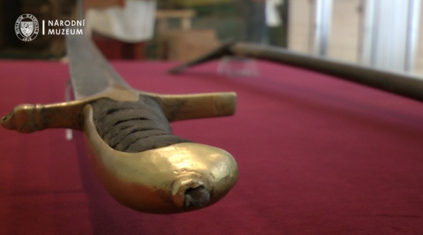 Rukojeť Ondrášovy šavle na výstavě v Národopisném muzeu