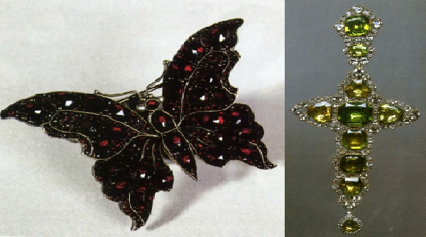 Mezi vystavovanými předměty v V Pokladnici Národního muzea bude k vidění například unikátní pektorální kříž z přelomu 17. a 18. století, nebo brož v podobě motýla, kterou zdobí české granáty. 