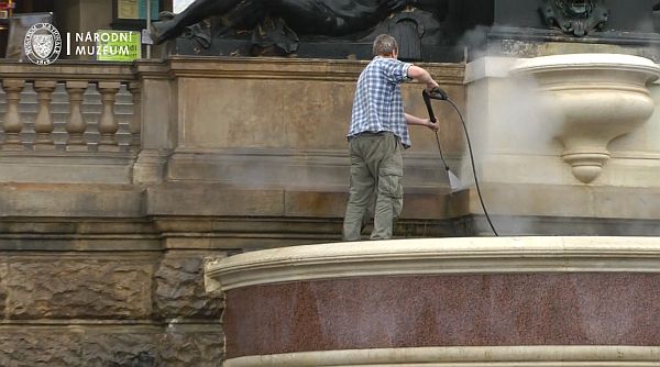 Fontána před Národním muzeem byla před sezónou pečlivě vyčištěna a zkontrolována.