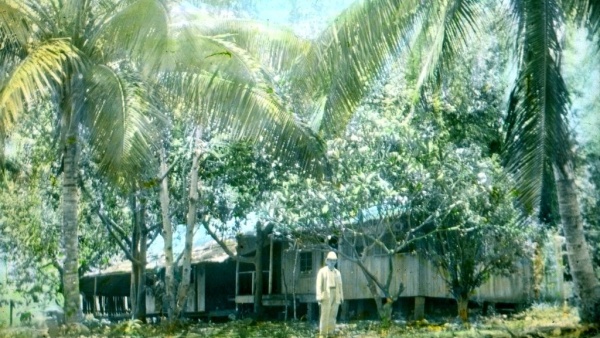 A. V. Novák před domem, kde bydlel M.R. Štefánik při pobytu na Tahiti, rok 1920-1