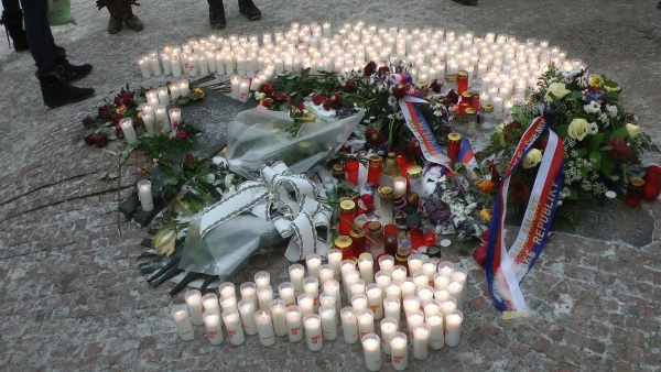 foto: Studenti před debatou položili svíčky k pomníku Jana Palacha