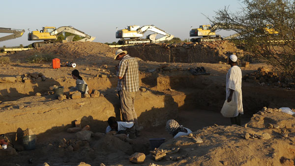 Archeologické expedici pomáhají místní dělníci