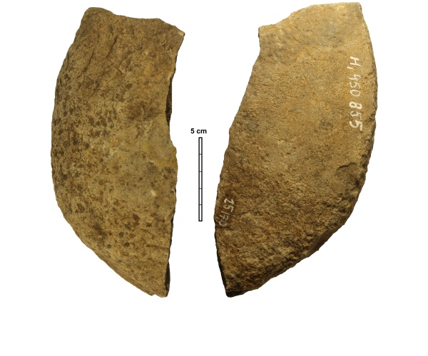 Artefakt neolitického kamenného mlýnu z lokality Kosoř (vlevo spodní zaoblená část, vpravo rovná brusná část), na jehož výrobu byl použitý křemenec z provenience blízké archeologické lokalitě.