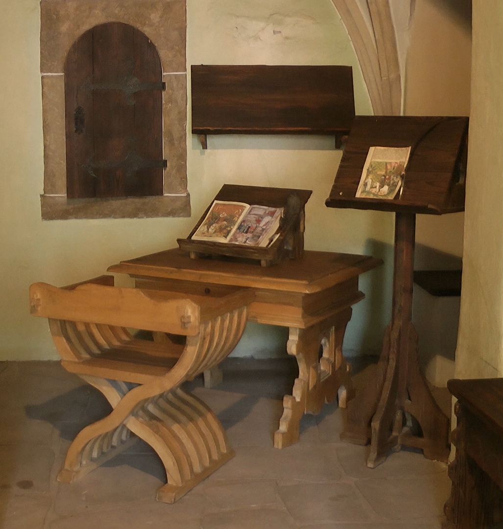 Středověké scriptorium v expozici Muzea knihy