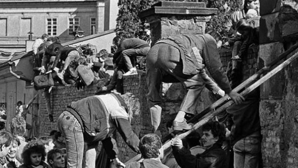 Fotografie Karla Cudlína zachycují nelehkou situaci tisíců východoněmeckých uprchlíků, kteří se snažili najít útočiště na pražské ambasádě Spolkové republiky Německo. 