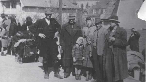 Čeští Němci před dalším transportem, tentokrát do západního Německa, březen 1946