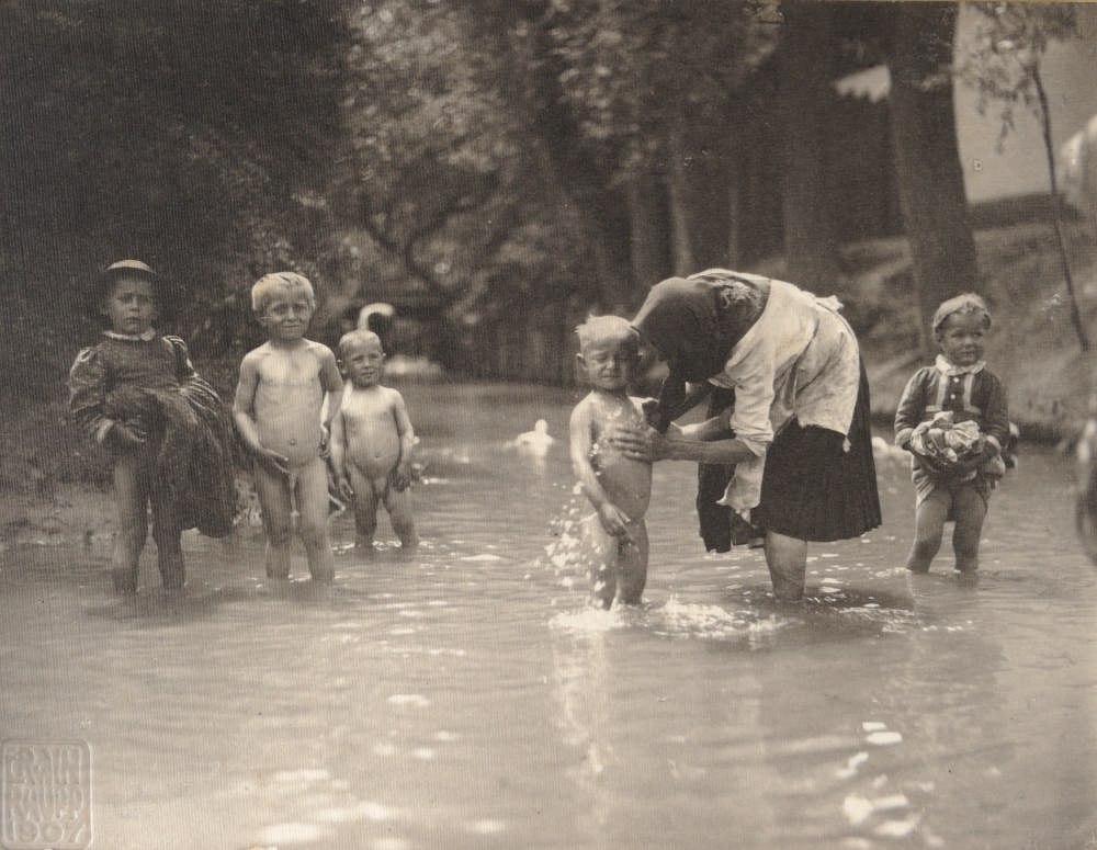 Děti v potoce v Hroznové Lhotě, r. 1904, Erwin Raupp (zdroj: Národní muzeum)