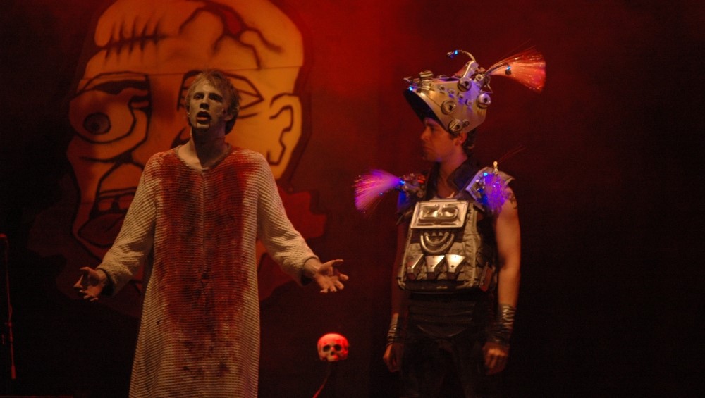 Zombie a Chronošlap (vlevo) v představení Jan Hus: Vzkříšení (zdroj: Kabaret Caligula) Zombie a Chronošlap (vlevo) v představení Jan Hus: Vzkříšení (zdroj: Kabaret Caligula)