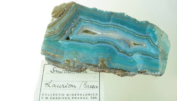 Jeden z Cassiererových minerálů, který doputoval do sbírek Národního muzea: Smithsonit, Laurion, Řecko, o rozměrech 12 × 8 cm (zdroj: Národní muzeum) 