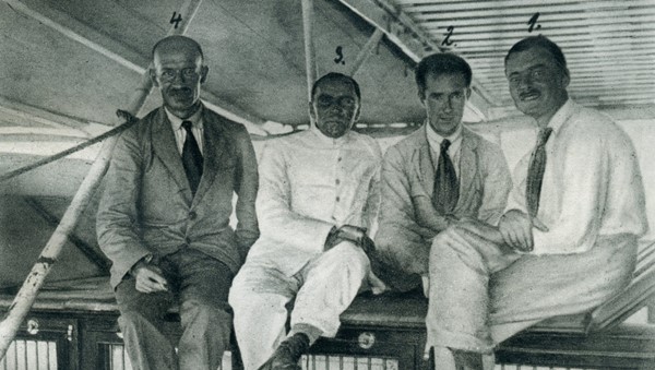 Na fotce (Dilwara, Indie, 1920) jsou: 1. sochař František Bílek (1872-1941), 2. architekt Vilém Kvasnička (1885-1969), 3. Jaroslav Boháč (1894-1944) a 4. Otakar Pekárek (1888-?)