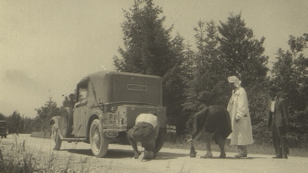 Fotografie. Karel Hoffman a Otakar Zítek opravují auto na cestě do Alp. Zdroj: Národní muzeum