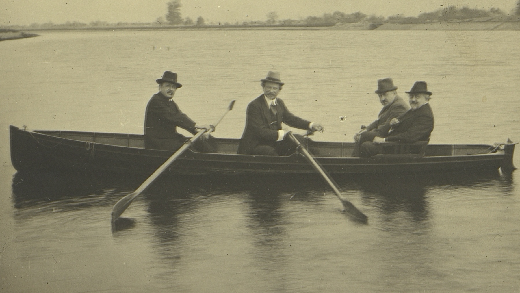 Fotografie. České kvarteto na pramici. Zdroj: Národní muzeum