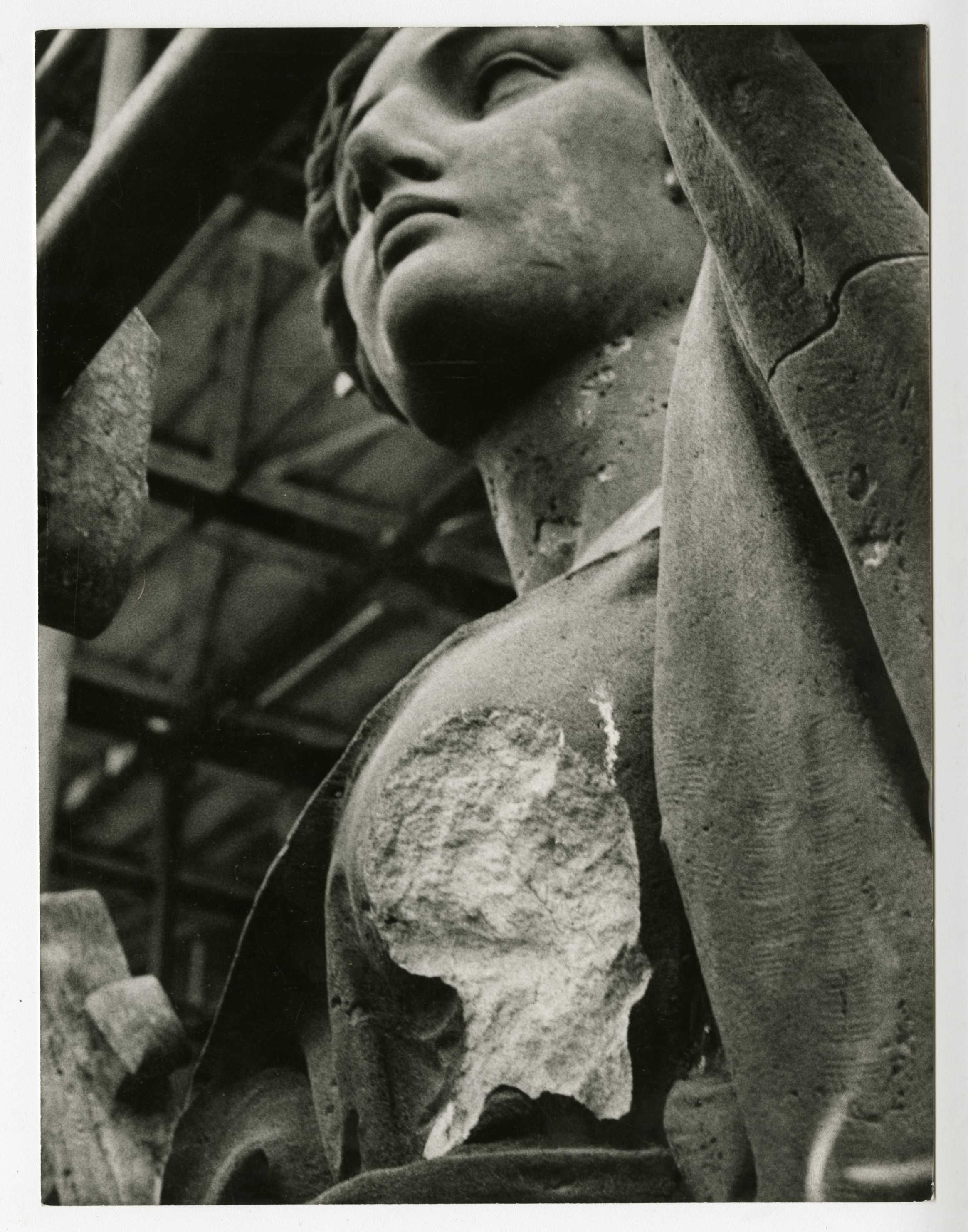 Fotografie. Socha poškozená střelbou v roce 1968. Zdroj: Národní muzeum