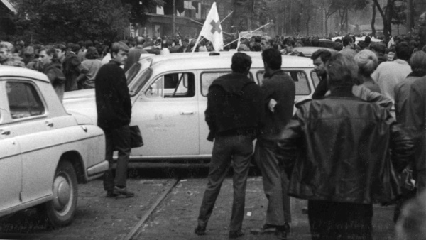 Fotografie. Dramatické okamžiky z roku 1968 v Praze. Zdroj: Národní muzeum, autor Igor Beneš