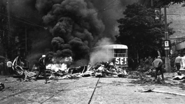 Fotografie. Dramatické okamžiky z roku 1968 v Praze. Zdroj: Národní muzeum, autor Igor Beneš