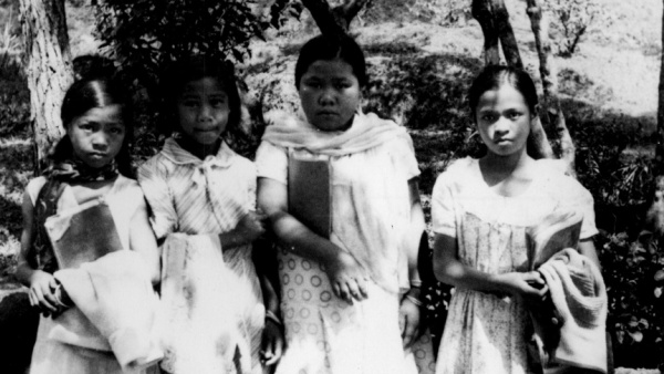 Fotografie. Křesťanská děvčata z kmene Igorotů, Baguio na ostrově Luzon, 1934. Zdroj: Národní muzeum