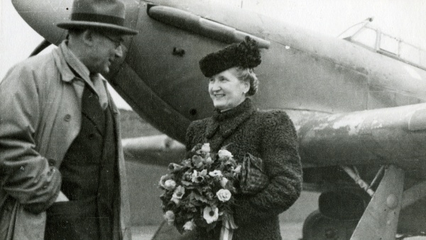 Fotografie. Hana Benešová v perziánovém kožichu. Zdroj: Národní muzeum