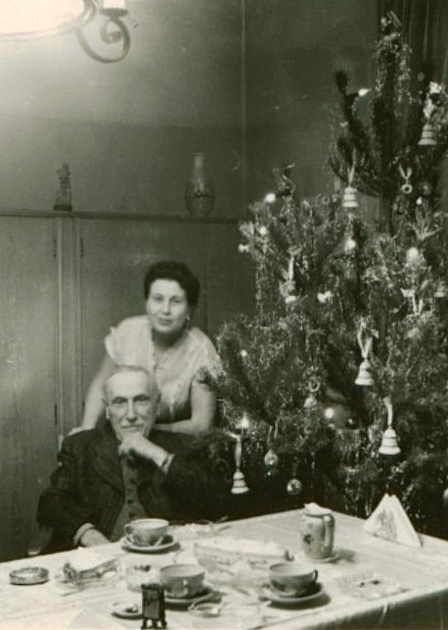 Joe Hloucha s hospodyní u vánočního stromečku, Vánoce 1955. Zdroj: Národní muzeum