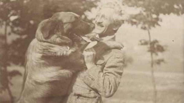 Fotografie. Josef Váchal se psem Tarzánem, 1927. Foto Anna Macková nebo Josef Váchal samospouští. Zdroj: Národní muzeum.