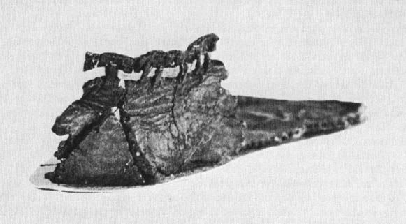  Bota z Kvívíku (zdroj: Margarethe Hald: Primitive Shoes. Copenhagen (: National Museum of Denmark), 1972, s. 160)