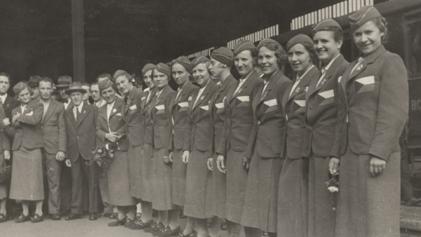 Fotografie. Ženská část výpravy při odjezdu na OH v Berlíně v roce 1936. Zdroj: Národní muzeum