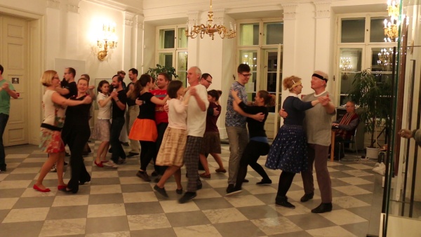Fotografie. Folklorní taneční probíhaly přímo v Letohrádku Kinských. Zdroj: Národní muzeum