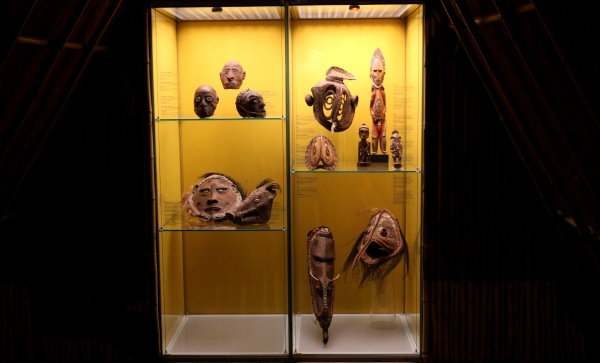 Pohled do výstavy Lovci lebek