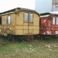 Dvě silně devastované historické světlíkové maringotky celodřevěné konstrukce s loukoťovými koly(odhad výroby kolem 1910), kovová táhla. Odstaveno na travnaté ploše u ubytovny zimoviště,  fotografie z roku 1992