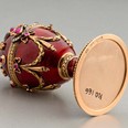 Pravděpodobně novodobá kopie Fabergého vejce. Na výstavu Peníze do Národního muzea zapůjčilo Uměleckoprůmyslové museum v Praze