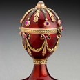 Pravděpodobně novodobá kopie Fabergého vejce. Na výstavu Peníze do Národního muzea zapůjčilo Uměleckoprůmyslové museum v Praze