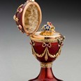 Pravděpodobně novodobá kopie Fabergého vejce. Na výstavu Peníze do Národního muzea zapůjčilo Uměleckoprůmyslové museum v Praze