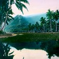 Laguna u vesnice Papara, Tahiti. Kolorovaný diapozitiv. (zdroj: Národní muzeum)