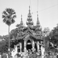 Vstupní brána do areálu Šweitigoumské pagody, Rangún, Myanmar, 1926. Jeden z pouhých dvanácti dochovaných původních negativů z asijské cesty. (zdroj: Národní muzeum)