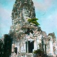 Chrám Bayon, Angkor Vat, Kambodža. Kolorovaný diapozitiv. (zdroj: Národní muzeum)