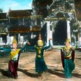 Tanečnice na chrámovém nádvoří. Angkor Vat, Kambodža. Kolorovaný diapozitiv. (zdroj: Národní muzeum)