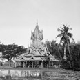 Chrám a stúpa před nádražím, dnešní Myanmar. Původní negativ, pořízený A. V. Novákem přímo v terénu. (zdroj: Národní muzeum)