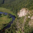 Vraní skála. Jedna z přírodně nejcennějších a zároveň krajinářsky nejkrásnějších lokalit v Podyjí. Skalní stepi jsou zde biotopem nejen výše vyobrazené blýskavky skalní, ale i dalších více než 440 dosud zjištěných druhů motýlů.