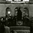 Transparent Národní muzeum s národem v průběhu listopadových událostí